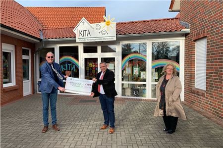 Gunda Fischer konnte einen Scheck in Höhe von 1000 Euro für die Kita Marienhafe von Manfred Kruse (l.) und Jochen Toben entgegennehmen.