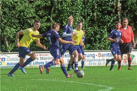 Gut unterwegs. Der SV Hage II (v. l. Tim Molsen, Kapitän Sönke de Boer und Justin Buttjer) führt die Staffel I der Ostfrieslandklasse B an. Schlusslicht TuS Halbemond (gelbe Trikos) verlegte sein Spiel gegen die SG Norden/Norddeich. Foto: Nina Lehmann