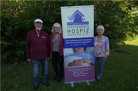 Haben schon über 30000 Euro für den Förderverein Hospiz am Meer gesammelt: Wilma Voss an der Seite von Toni und Petra de Buhr (rechts).