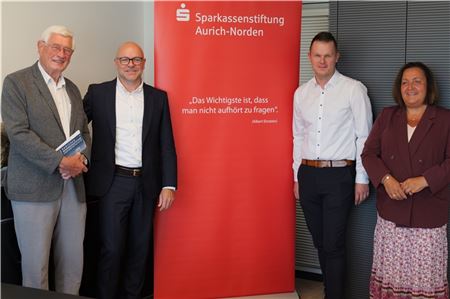 Haben wieder ein abwechslungsreiches Programm zusammengestellt (von links): Der Gründer der Wissenschaftstage, Josef Antony, und der Vorstandsvorsitzende des Hauptsponsors der Sparkasse Aurich-Norden, Oliver Löseke, sowie Patrick Arians (BBS 2) und Claudia Groen (Gymnasium Aurich). Foto: Werner Jürgens