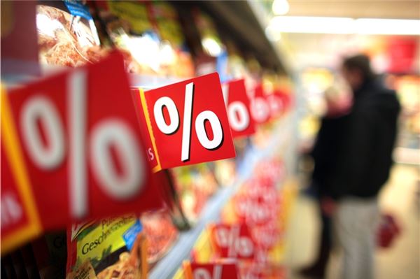Händler dürfen nicht mit sogenannten Lockangeboten werben, die nicht oder nur in völlig unzureichender Menge verfügbar sind. 