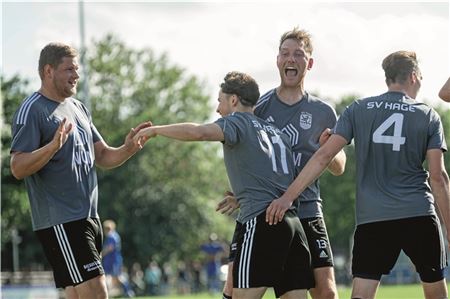 Hager Jubel. Maik Schmidt (Mitte) traf nur kurz nach seiner Einwechslung zum 3:1. Mit dem Joker freuten sich (v. l.) Lars Hinrichs, Tammo Büscher und Mirko de Vries. Foto: Meret Edzards-Tschinke
