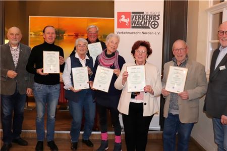 Hajo Reershemius (rechts) und Jürgen Wahl (von links) zeichneten Hans-Jürgen Fischer, Dagmar Thomsen, Klaus-Dieter Fangerau, Christine Münter, Erika Siebens-Wenholt und Hans-Egon Rix aus. Sie sind seit 50 Jahren unfallfrei unterwegs. Foto: Michaela Kruse