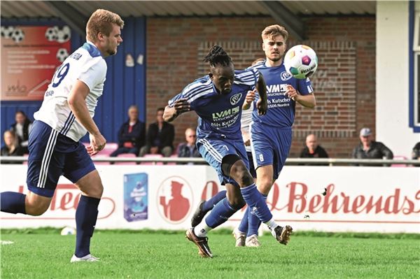 Halbfinalist. Nach dem 4:3 vom Punkt in Ihrhove meisterte der SSV (v. l. Sylla, Freese) auch die Hürde Holte. Foto: Ute Bruns