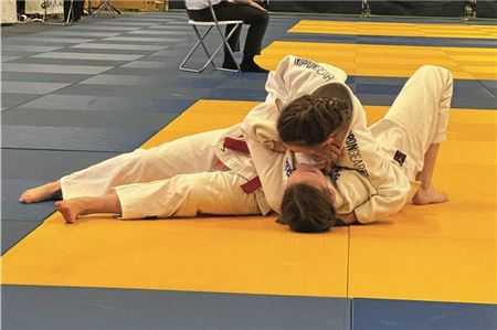 Haltegriff. Diese Szene stammt aus einer Begegnung während des Robben-Cups 2024.