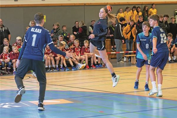Handball begeistert im Brookmerland. In verschiedenen Gruppen wird beim B-Turnier um das Finalticket gespielt. Auch „Die Physio-Favoriten“ und der „HC Flitzpiepen“ mischen mit. Foto: Ute Bruns