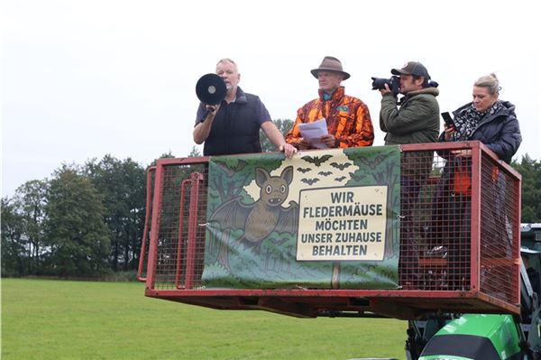 Harald Harms (links), Ortsbürgermeister von Forlitz-Blaukirchen, möchte die Wälder retten. Neben ihm stehen Dr. Hansjörg Heeren, Vorsitzender des Friesischen Verbands für Naturschutz (FVN), sowie an der Kamera Bild-Fotograf Markus Hibbeler.Foto: Theo Gerken
