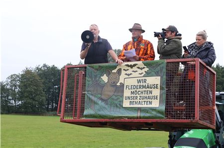 Harald Harms (links), Ortsbürgermeister von Forlitz-Blaukirchen, möchte die Wälder retten. Neben ihm stehen Dr. Hansjörg Heeren, Vorsitzender des Friesischen Verbands für Naturschutz (FVN), sowie an der Kamera Bild-Fotograf Markus Hibbeler.Foto: Theo Gerken