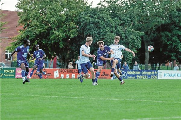 Hart zur Sache. Auch ohne Ball in der Nähe schenkten sich der SSV und Borssum keinen Zentimeter.Foto: Meret Edzards-Tschinke