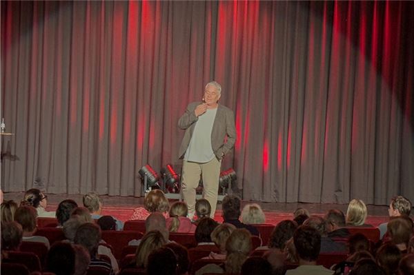 „Scherztherapie“ im Kurtheater Hat einen scharfen Blick auf die alltäglichen Absurditäten: Comedian Ingo Oschmann. Fotos: Schneider