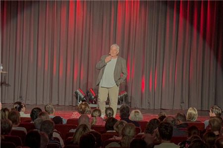 Hat einen scharfen Blick auf die alltäglichen Absurditäten: Comedian Ingo Oschmann. Fotos: Schneider