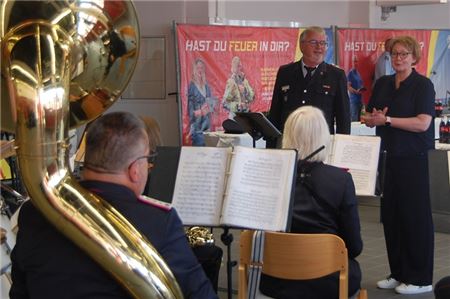 Hatte ein Faible für den Juister Musikzug: Innenministerin Behrens mit Leiter Bockelmann. Fotos: Sven Bohde
