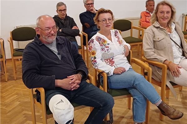 Bürgerentscheid gegen motorisierten Personentransport erfolgreich: Juist bleibt Kfz-frei Hatten sie ihren Erfolg bereits geahnt? Vorn warten Ulrich Löhmann (von links) und die Initiatorinnen des Bürgerentscheids, Julia Löhmann und Heike Heiken, optimistisch auf das Ergebnis. Hinter ihnen wirken Ratsherr Meint Habbinga (von links) und Juists Bürgermeister Tjark Goerges deutlich skeptischer. Foto: Stefan Erdmann