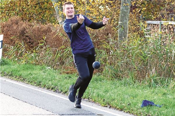 Hauchdünner Heimsieg. Theener – beim Wurf Tebbe Reents – behauptete sich im Kreisderby gegen Südarle. Foto: Johannes Müller
