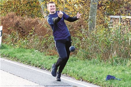 Hauchdünner Heimsieg. Theener – beim Wurf Tebbe Reents – behauptete sich im Kreisderby gegen Südarle. Foto: Johannes Müller