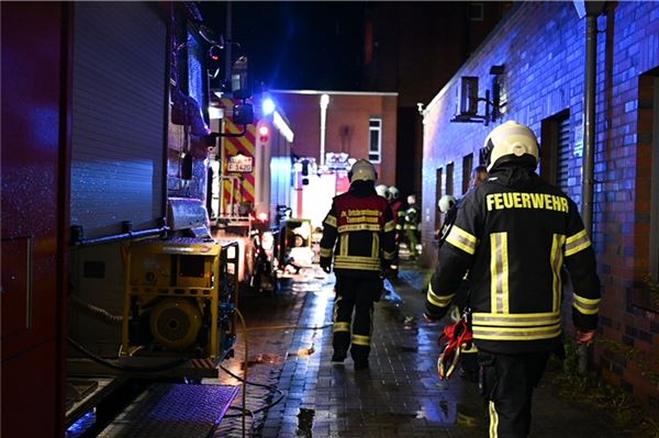 Heftige Starkregenfälle haben auch in Ostfriesland zu Hunderten Feuerwehreinsätzen geführt, so wie hier an der UEK in Aurich.