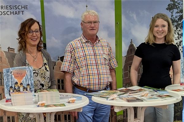 Heike Müller-Feldmann, Bernd Hamann und Grietje Kammler (v. l.) werben im Rahmen des 19. Plattdüütskmaants für die plattdeutsche Sprache.