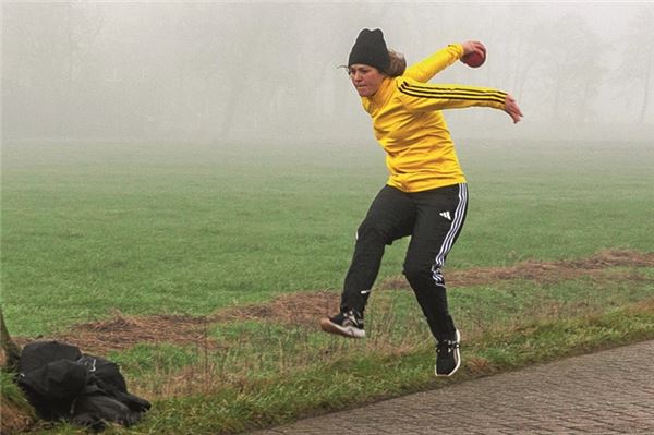 Heimstärke genutzt. Menstede/Arle – in Aktion Sandra Dworak – spielte seine Vorteile auch im Spitzenspiel aus. Foto: Johannes Müller