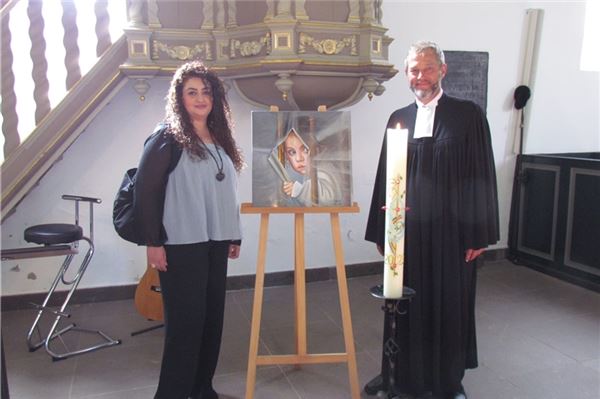 Helda Kutish und Pastor Hartmut Lübben bei der Greetsieler Woche 2023.