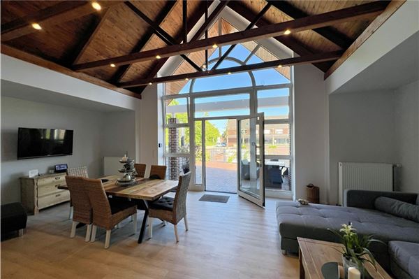 Tag der offenen Tür
am Sonntag Helle und moderne Wohnzimmer mit offenen Küchen zeichnen das Innere des Apartments aus.