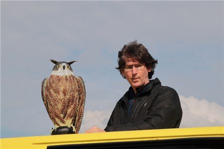 Helmut Pieper wurde in der Region bekannt durch seine Methoden, Saatkrähen zu vergrämen. Jetzt möchte er in AurichBürgermeister werden. Archivfoto: Bodo Kiefer