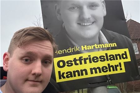 Hendrik Hartmann von der FDP beim Plakateaufhängen am Freitag in Norden: „Die FDP muss sichtbar bleiben!“ Foto: Hendrik Hartmann