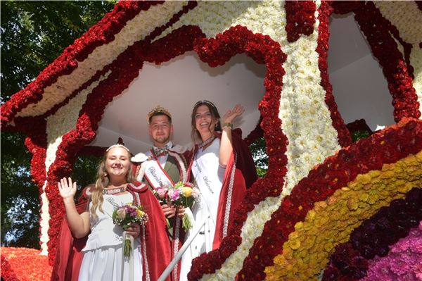 Wiesmoor krönt ersten Blütenkönig Henrik Broers ist der erste Blütenkönig der Blumenstadt Wiesmoor. Lea Aggen und Kimberly Kolod sind an seiner Seite. Foto: Klaus Ortgies
