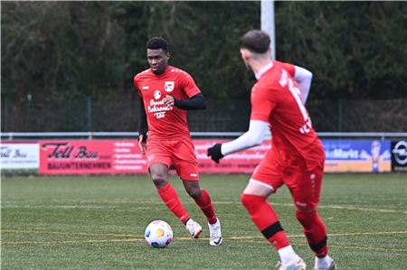 Herausforderung. Michel Boateng (am Ball, vorn Pascal Holstein) soll Leers Kapitän an die Kette legen. Foto: Ute Bruns