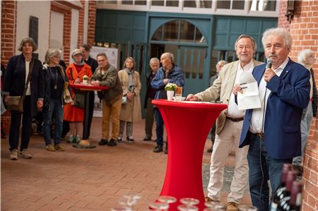 Herbert Müller (l.) und Rico Mecklenburg begrüßten die anwesenden Kunstinteressierten.