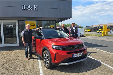 Heyo Meints, Heiko de Boer und Heiko Tjaden (v.l.) am neuen Frontera in „Kanyon Orange“. 