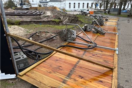 Hielt den Angriffen der Böen nicht stand: der Bauzaun des geplanten Hotels Luv an der Weststrandstraße. Fotos: Noun