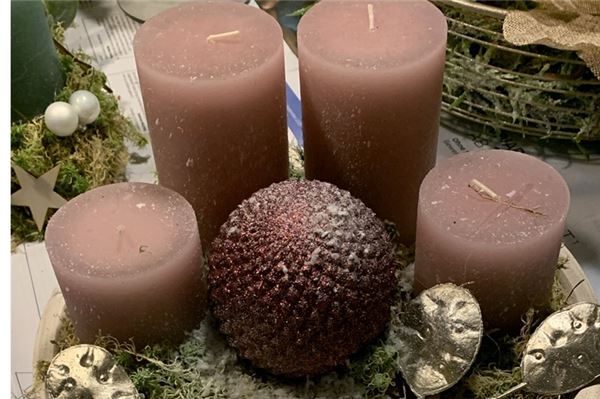 Hier finden Besucher schöne Adventsgestecke für die Weihnachtszeit.