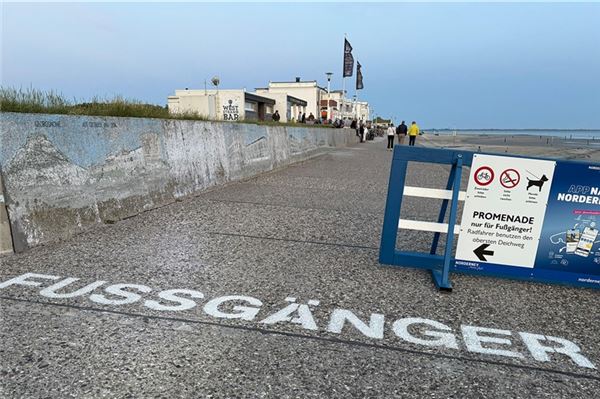 Neue Regeln auf der Promenade Hier gilt nunmehr: Fußgänger haben Vorrang, Radler müssen hier zukünftig schieben. Foto: Noun