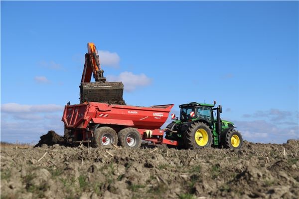 Hier ist ein Teil des Teams mit Dumperarbeiten beauftragt.