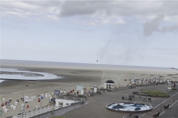 Hier wirbelt der Tornado einen Strandkorb in die Luft.