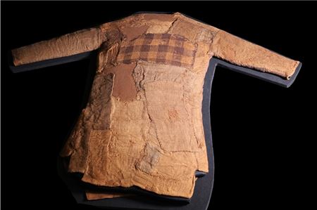 Hier wird kein Stück Stoff verschwendet: Bernies Tunika. Foto: Rolf Kiepe, NIhk