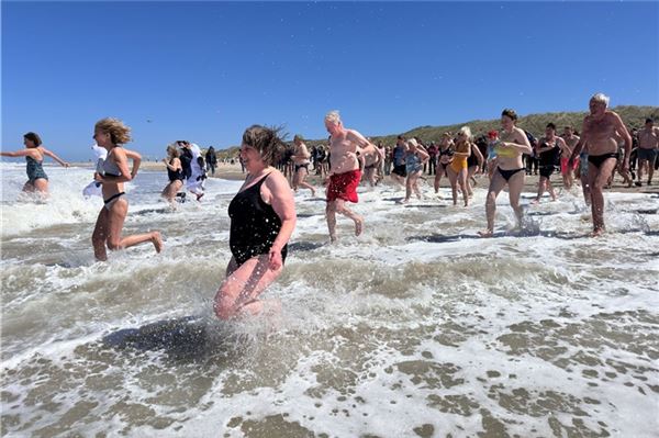 Trend und Tradition: Anbaden auf Baltrum lockt Hunderte Schaulustige an den Badestrand Hinein ins Wasser: Rund 70 Badewillige trauten sich am Donnerstag in die noch noch empfindlich kühle Nordsee. Mit dem Anbaden wurde auf Baltrum die Badesaison 2025 eröffnet.