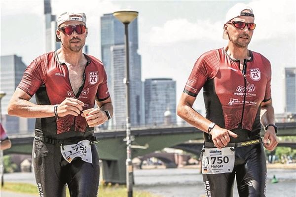 Hitzeschlacht am Main. Klaus Peter Dworak (l.) und Holger Onkes bestanden die große Herausforderung beim Ironman. Foto: MTV Aurich