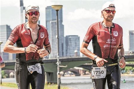 Hitzeschlacht am Main. Klaus Peter Dworak (l.) und Holger Onkes bestanden die große Herausforderung beim Ironman. Foto: MTV Aurich