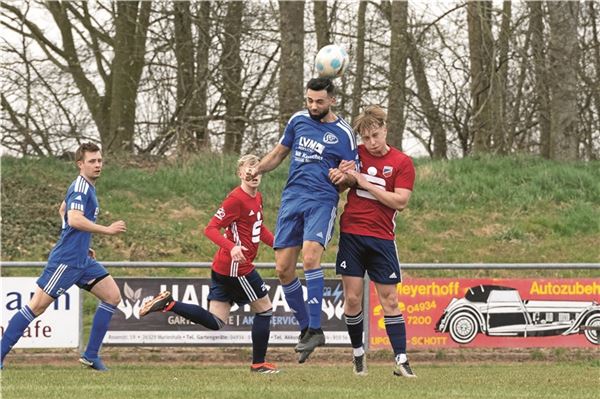 Hoch hinaus. Der Süderneulander SV – l. beim Kopfball Johannes Yalcin – kämpft um den Aufstieg. Foto: Ute Bruns