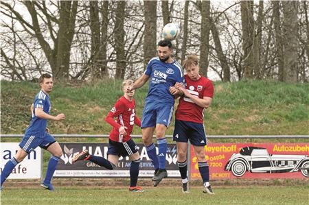 Hoch hinaus. Der Süderneulander SV – l. beim Kopfball Johannes Yalcin – kämpft um den Aufstieg. Foto: Ute Bruns