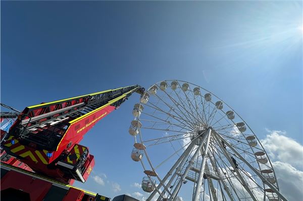 Hoch hinaus: Die Höhenretter der Feuerwehr klettern zum Riesenrad hinauf.