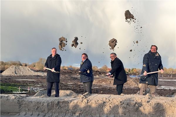 Hoch soll sie fliegen: Die Erde beim ersten Spatenstich zum neuen Zentralklinikum.