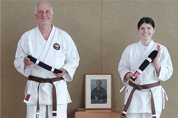 Horst Boomgaarden und Emely Knöchel sind zu Recht stolz: Der 63-Jährige und die 20-Jährige bestanden die Schwarzgurtprüfung. 