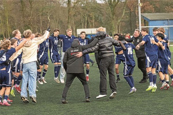 Humba, Humba, Täterä. Nach dem 3:1 gegen den JFV Krummhörn wurde gemeinsam im Mannschaftskreis gefeiert und gehüpft. Foto: Ute Bruns
