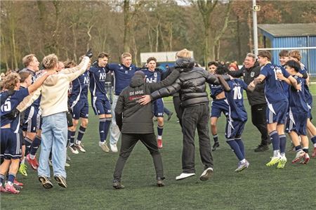 Humba, Humba, Täterä. Nach dem 3:1 gegen den JFV Krummhörn wurde gemeinsam im Mannschaftskreis gefeiert und gehüpft. Foto: Ute Bruns