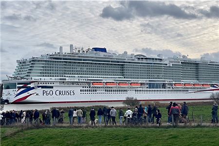 Hunderte Menschen verfolgten am Sonnabend die Überführung des neu gebauten Kreuzfahrtschiffes „Arvia“.