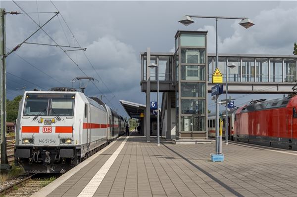 IC nach Leipzig (lilnks, im Emder Bahnhof).