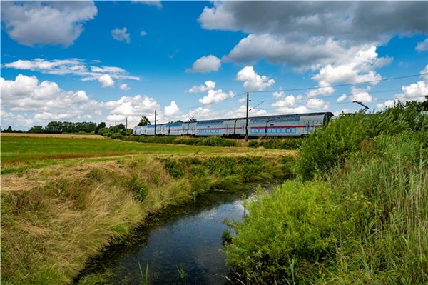 Idyllisch: Ein Intercity bei Abelitz. Manchmal sind die Züge sogar pünktlich.