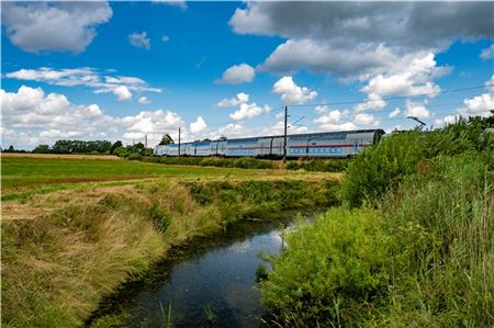 Idyllisch: Ein Intercity bei Abelitz. Manchmal sind die Züge sogar pünktlich.